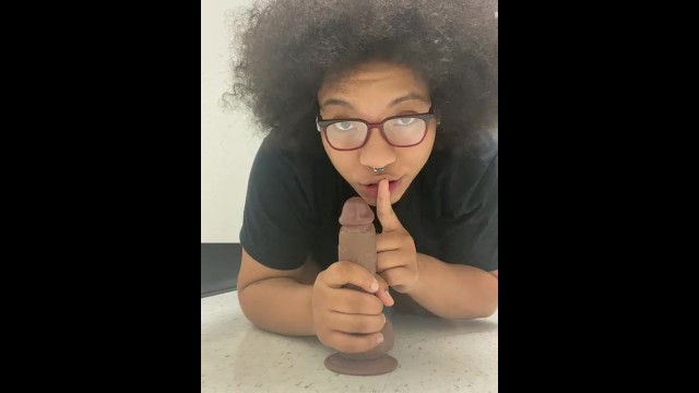 Elhoztam a nagytestű dildómat dolgozni!!!