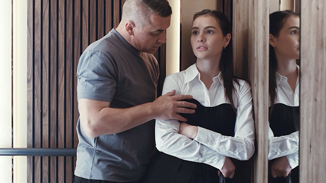 Az öregember lefagyasztja az időt, és a tinédzser Bratty lányt, Matty Mila Perez-t használja, hogy megállítsa a Fuckdoll-t