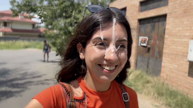 Őrült lány szopja a faszt a bokrokban - Hatalmas arc nyilvános cumwalk