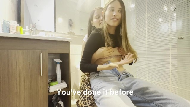 Megdugtam a férjem egyik barátját a fürdőszobában, miközben a születésnapját ünnepeltük!!!